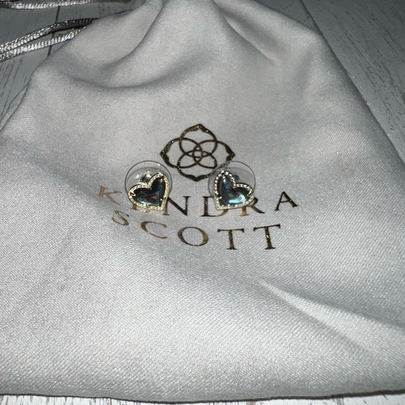 Kendra Scott Gold Ari Heart Abalone Shell Stud earrings new without tags - Picture 5 of 5